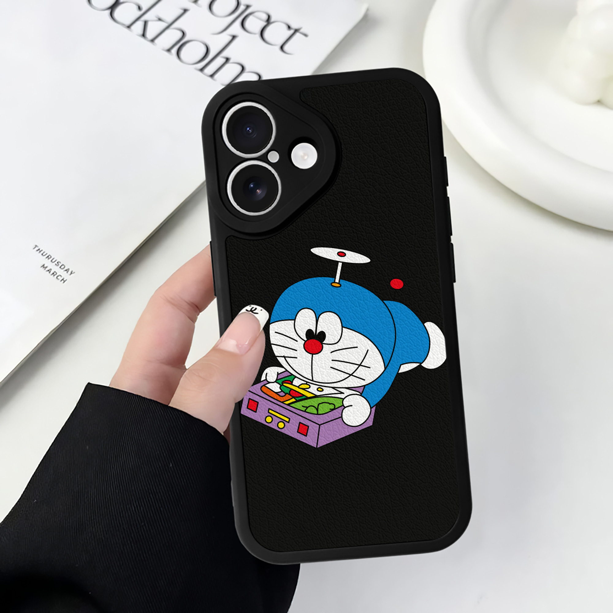 （画像用） ドラえもん Doraemon 【iPhone 16シリーズ対応】シリコンスマホケース（レザー調） 材質：シリコン